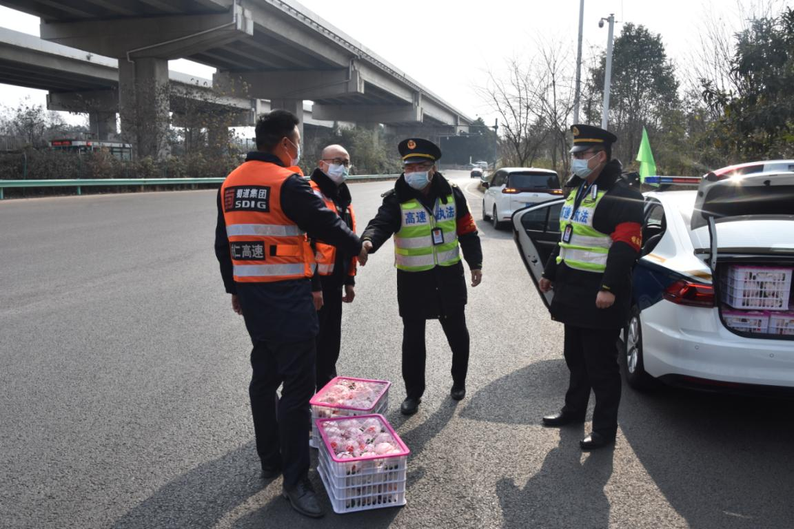 交通执法第四支队到成仁高速开展春节“送温暖”慰问活动.png 交通执法第四支队到成仁高速开展春节“送温暖”慰问活动.png